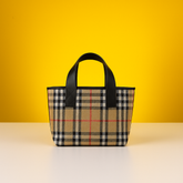 Handbag with detachable shoulder strap