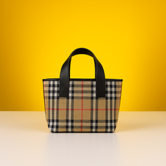 Handbag with detachable shoulder strap